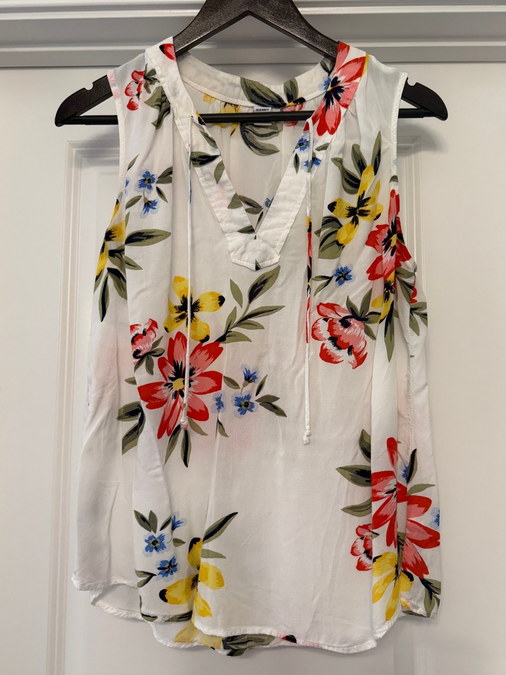 Old Navy White Floral V-Neck Tie Front Sleeveless Tank Too